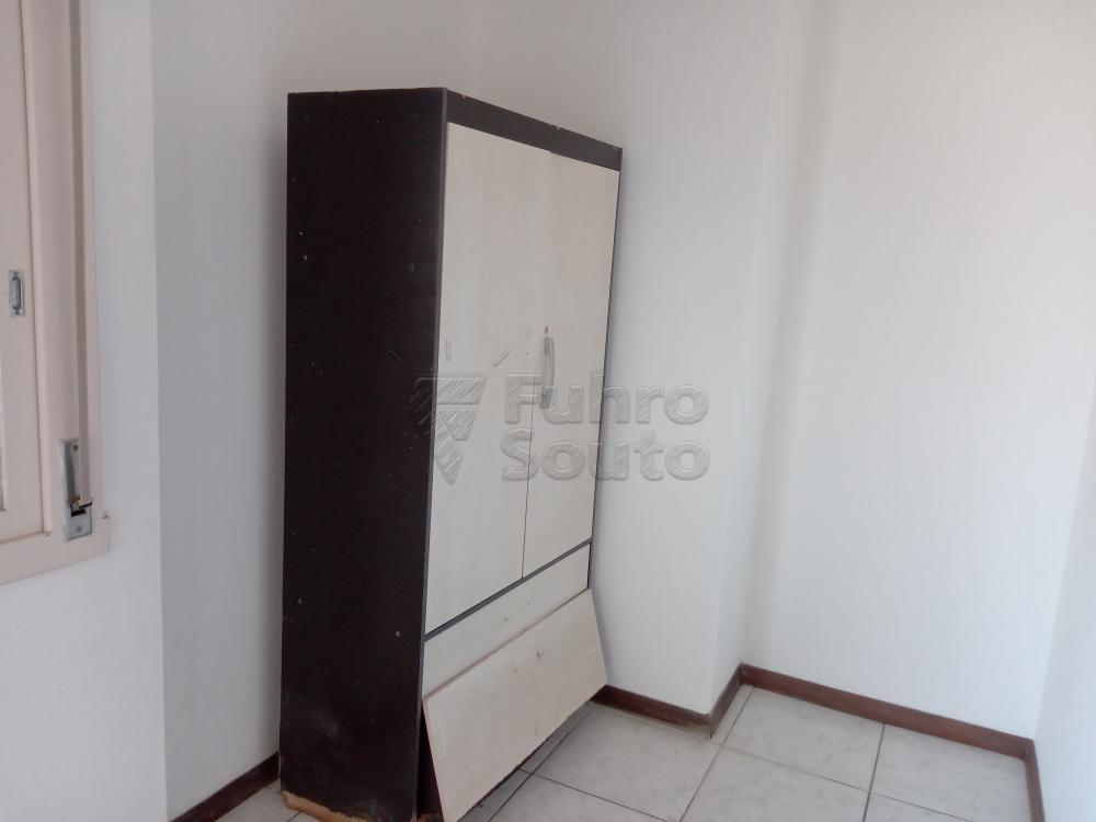 Alugar Apartamento / Padrão em Pelotas R$ 2.100,00 - Foto 4