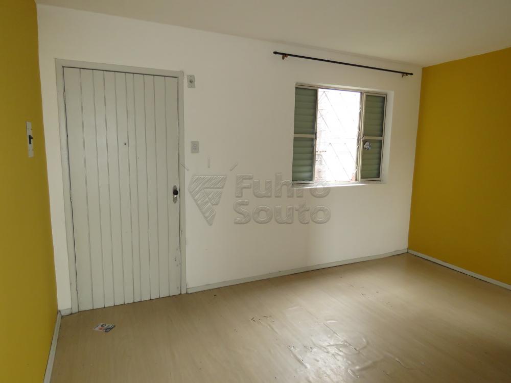Alugar Apartamento / Fora de Condomínio em Pelotas R$ 550,00 - Foto 1