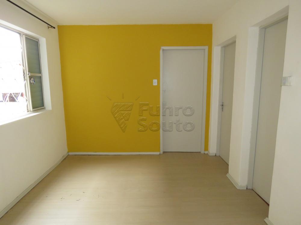 Alugar Apartamento / Fora de Condomínio em Pelotas R$ 550,00 - Foto 2