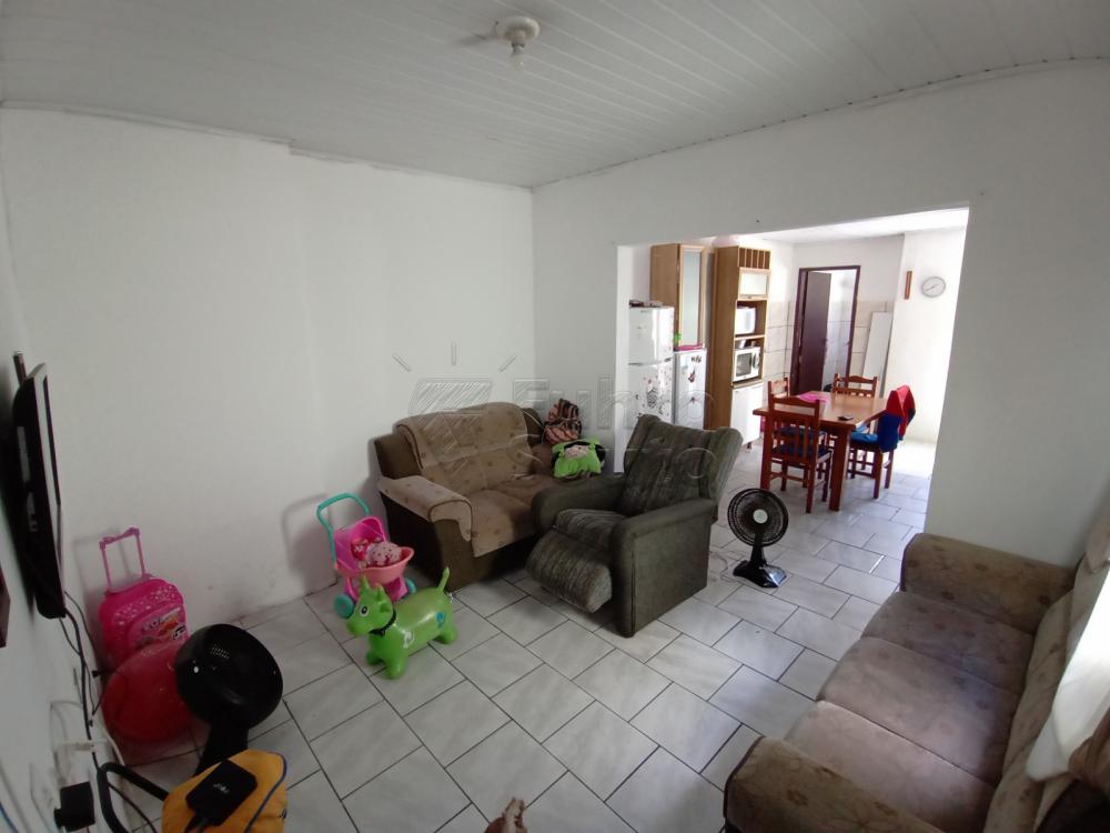Comprar Casa / Padrão em Pelotas R$ 230.000,00 - Foto 1