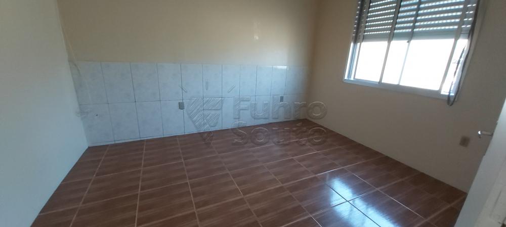 Comprar Casa / Padrão em Pelotas R$ 240.000,00 - Foto 1