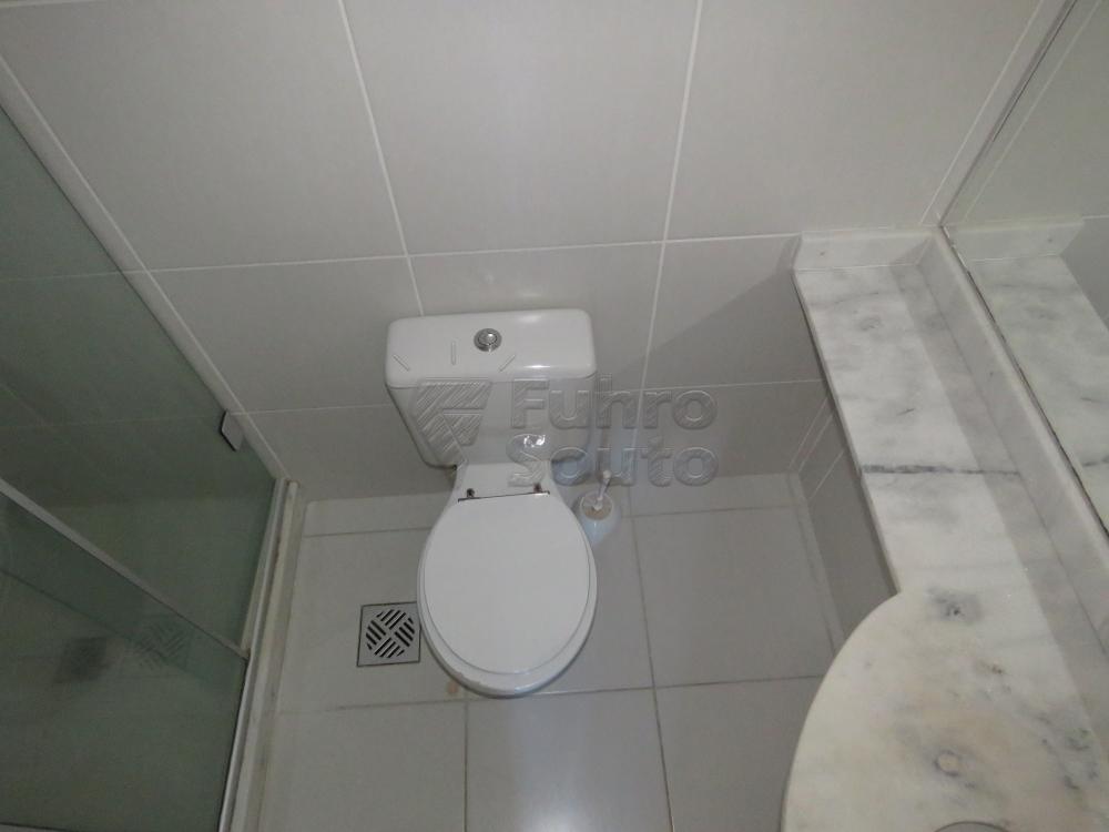 BANHEIRO SUITE Alugar Apartamento / Padrão em Pelotas R$ 1.700,00 - Foto 17
