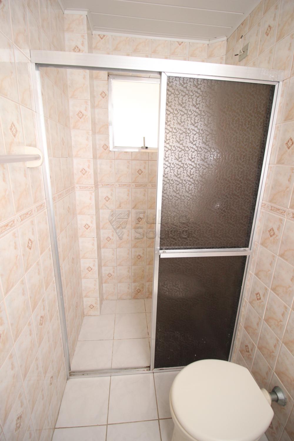 BANHEIRO Alugar Apartamento / Padrão em Pelotas R$ 850,00 - Foto 21