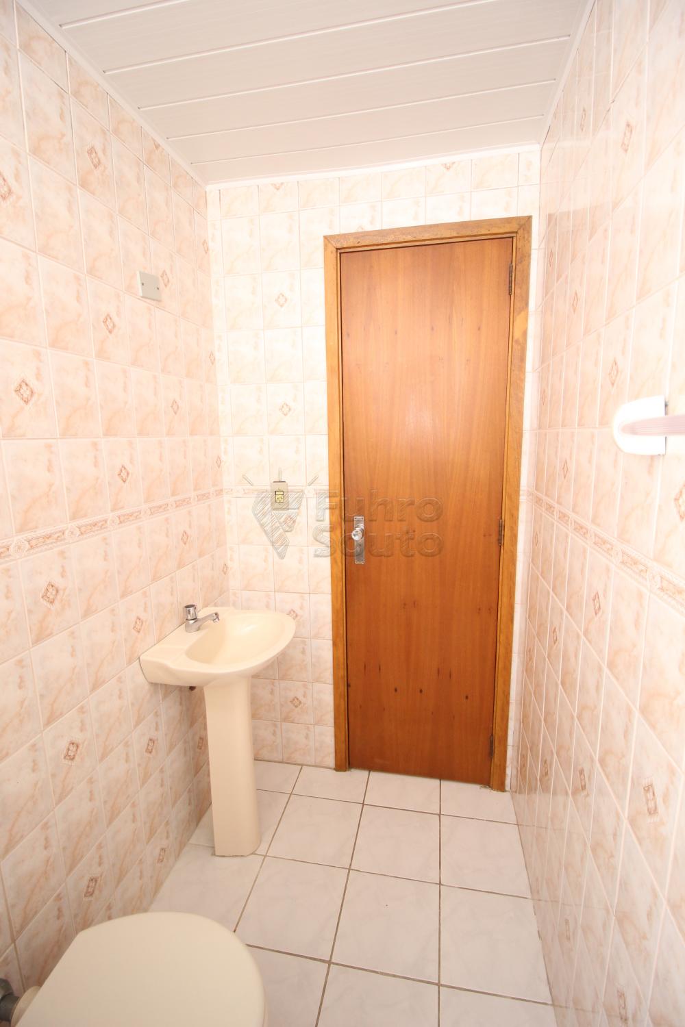 BANHEIRO Alugar Apartamento / Padrão em Pelotas R$ 850,00 - Foto 22