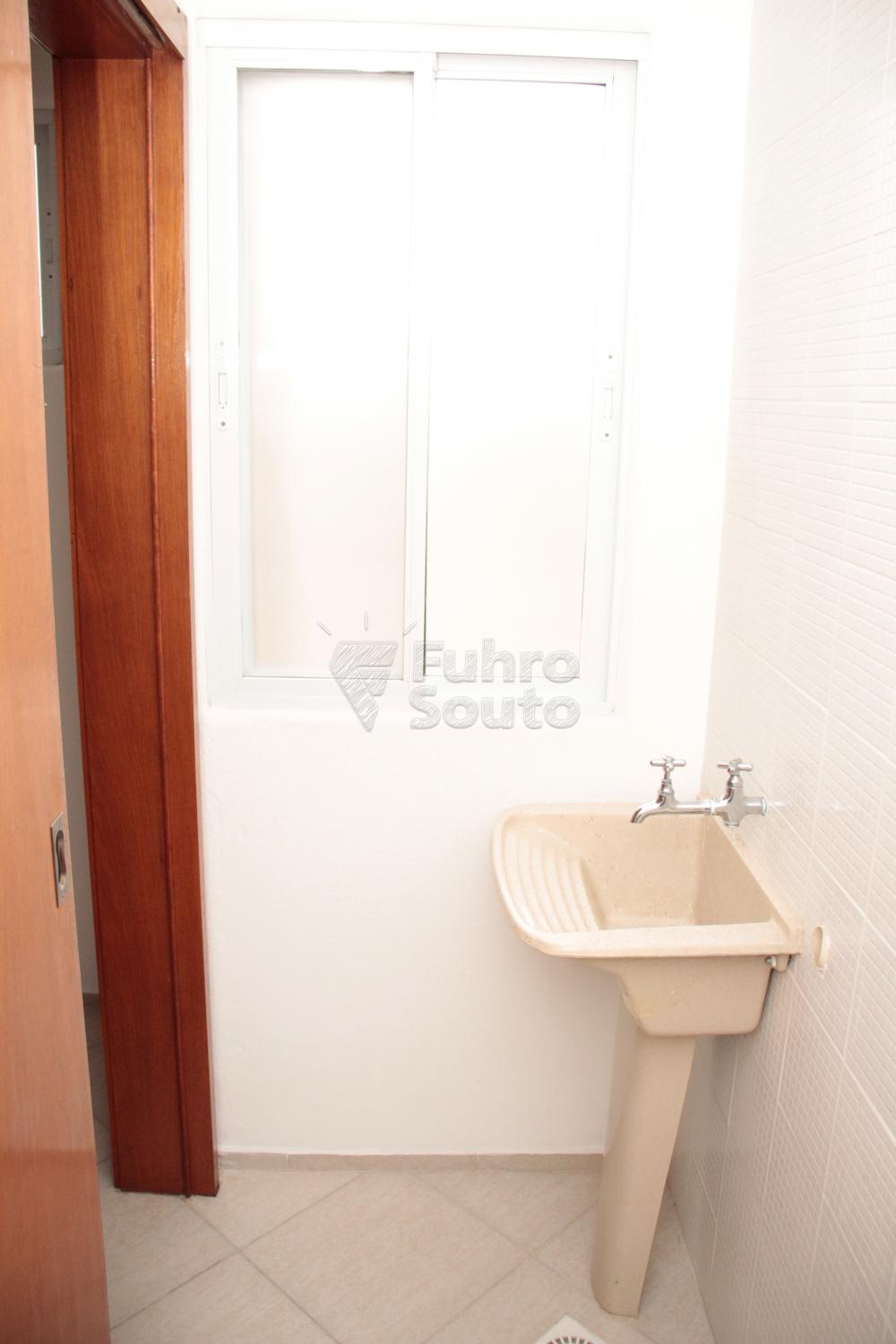 Lavabo Alugar Apartamento / Padrão em Pelotas R$ 1.200,00 - Foto 3