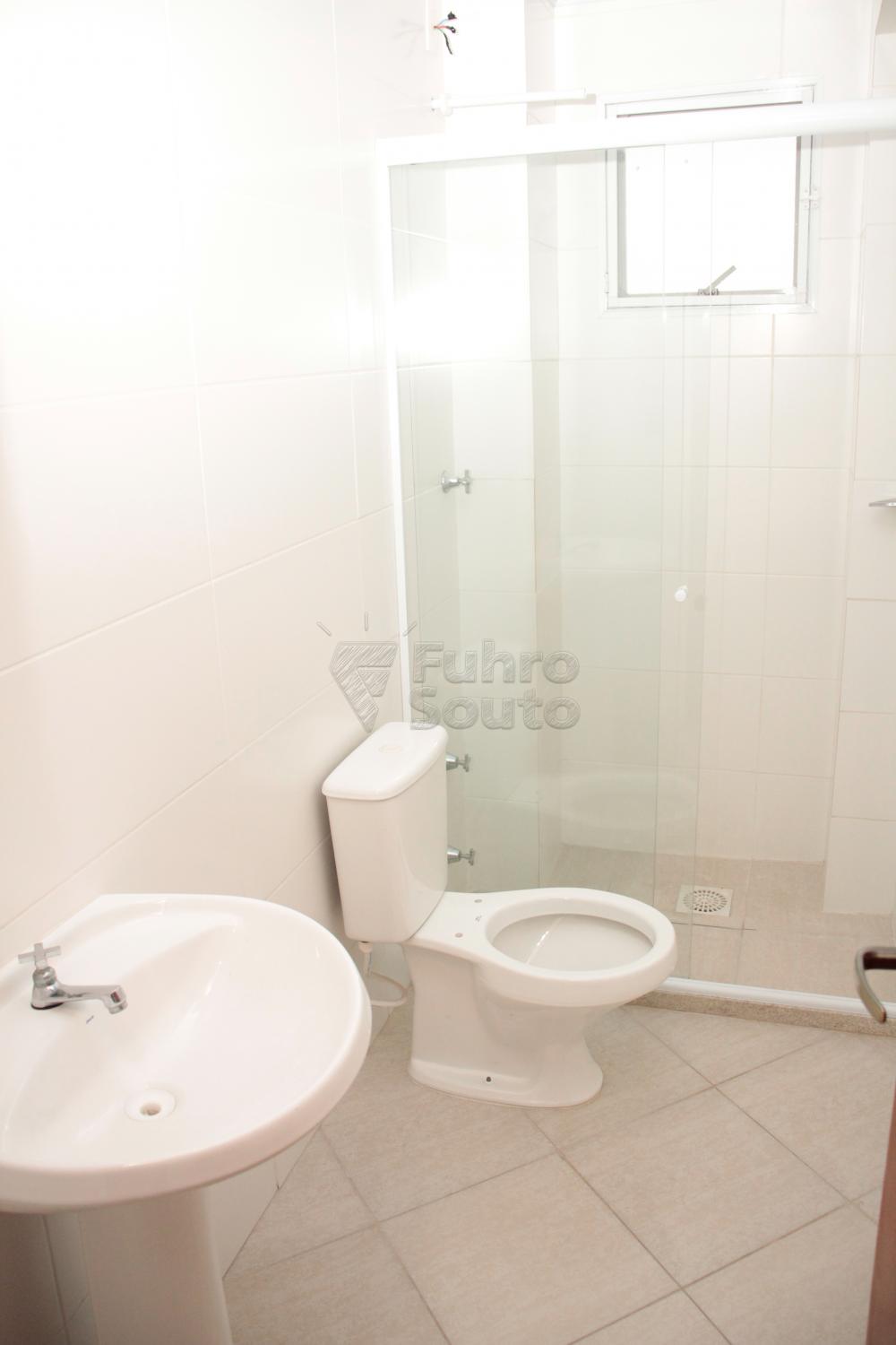 Banheiro Alugar Apartamento / Padrão em Pelotas R$ 1.200,00 - Foto 6