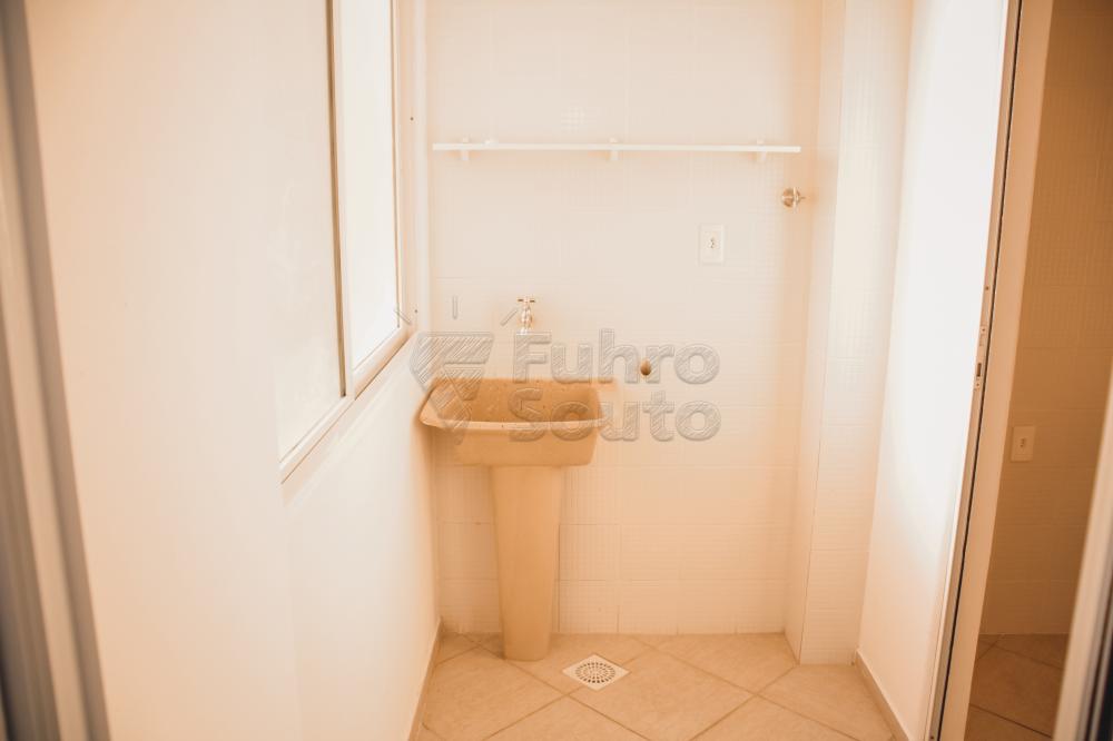 Lavabo Alugar Apartamento / Padrão em Pelotas R$ 1.200,00 - Foto 3