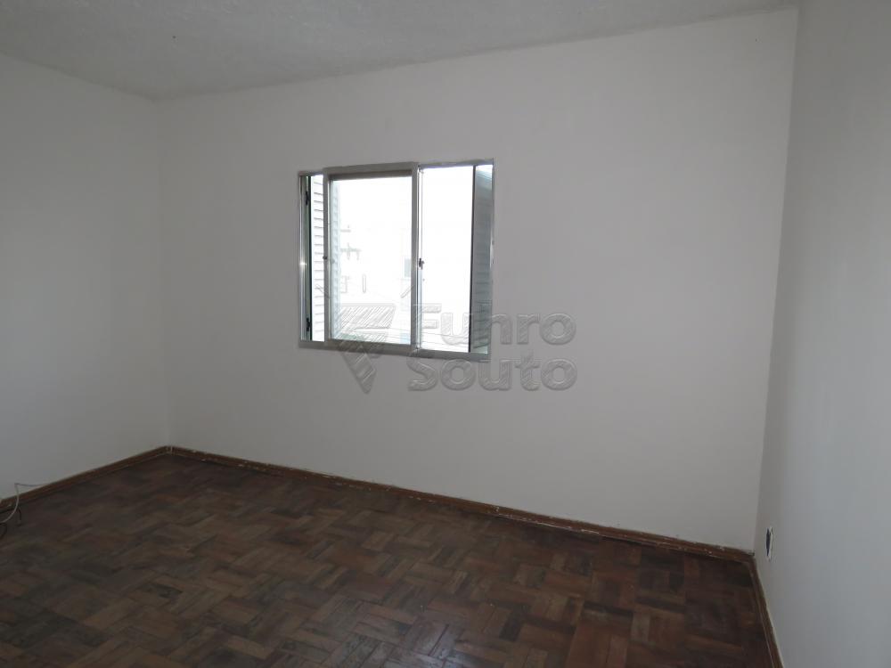 Alugar Apartamento / Padrão em Pelotas R$ 700,00 - Foto 2