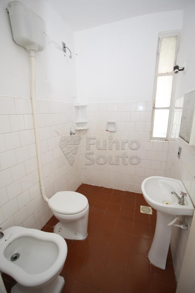 BANHEIRO Alugar Apartamento / Padrão em Pelotas R$ 850,00 - Foto 25