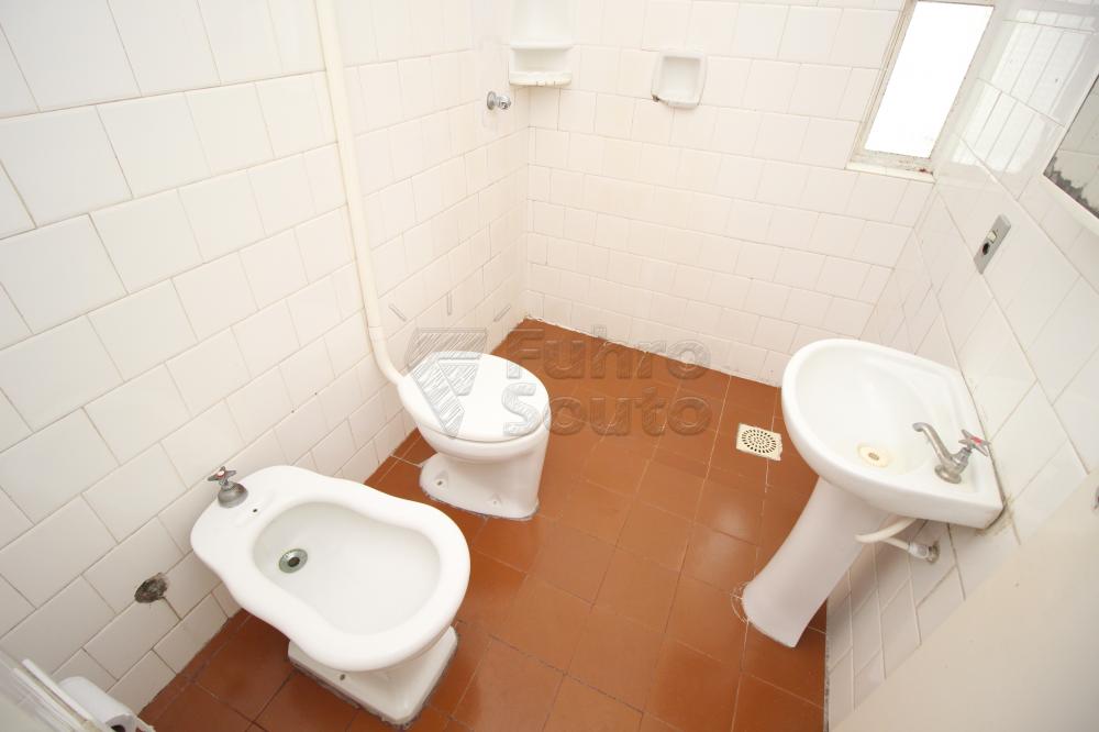 BANHEIRO Alugar Apartamento / Padrão em Pelotas R$ 850,00 - Foto 26