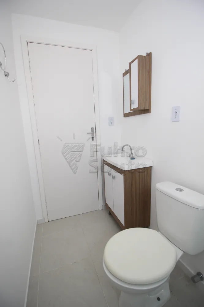 BANHEIRO Alugar Apartamento / Padrão em Pelotas R$ 800,00 - Foto 14
