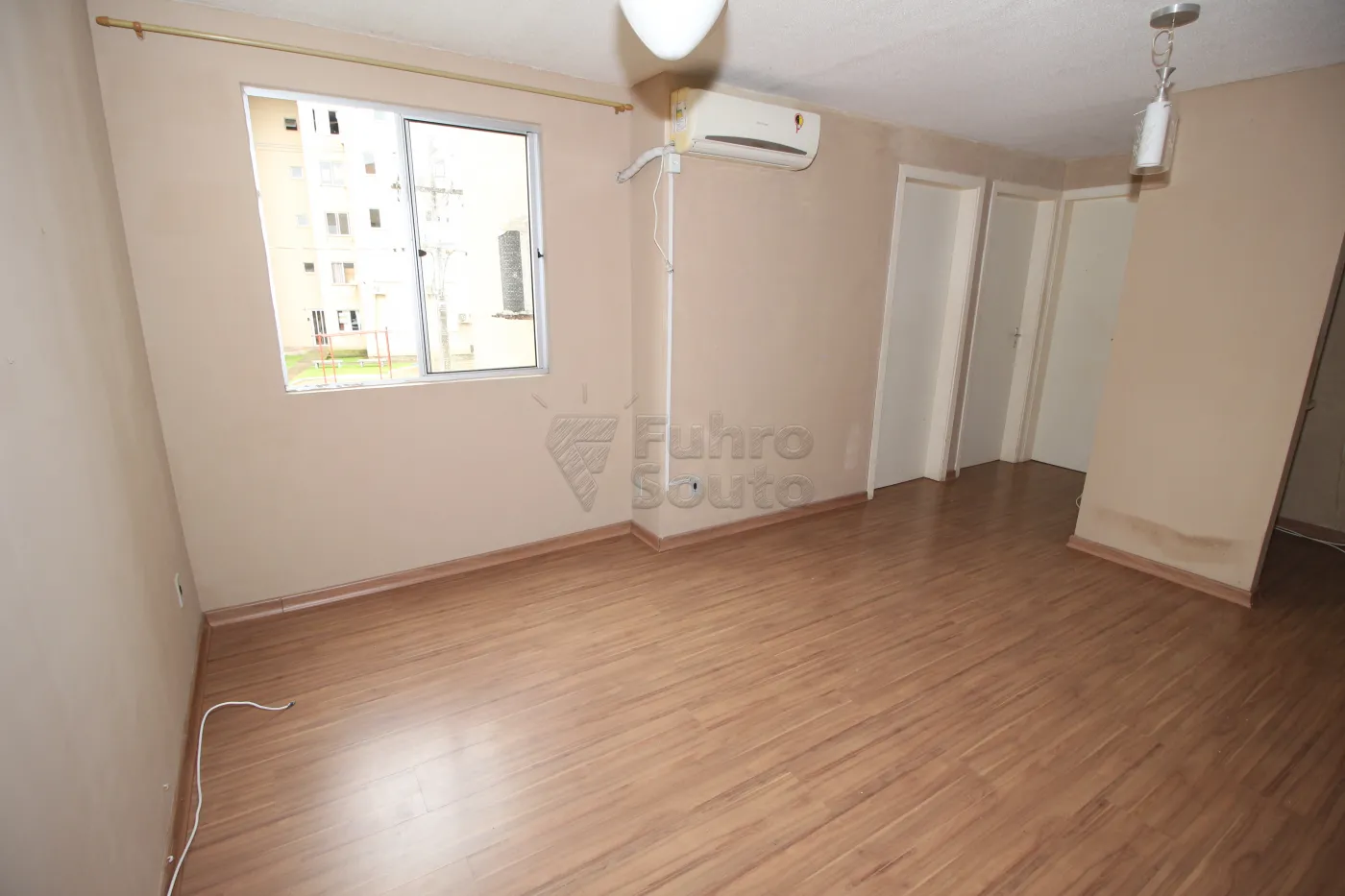 SALA Alugar Apartamento / Padrão em Pelotas R$ 750,00 - Foto 1