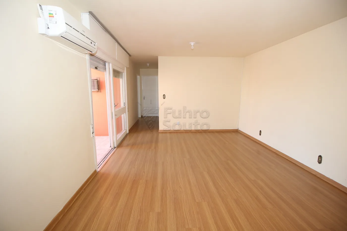 Alugar Apartamento / Padrão em Pelotas R$ 800,00 - Foto 1