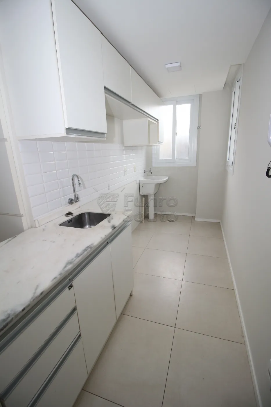 COZINHA Alugar Apartamento / Padrão em Pelotas R$ 1.650,00 - Foto 17