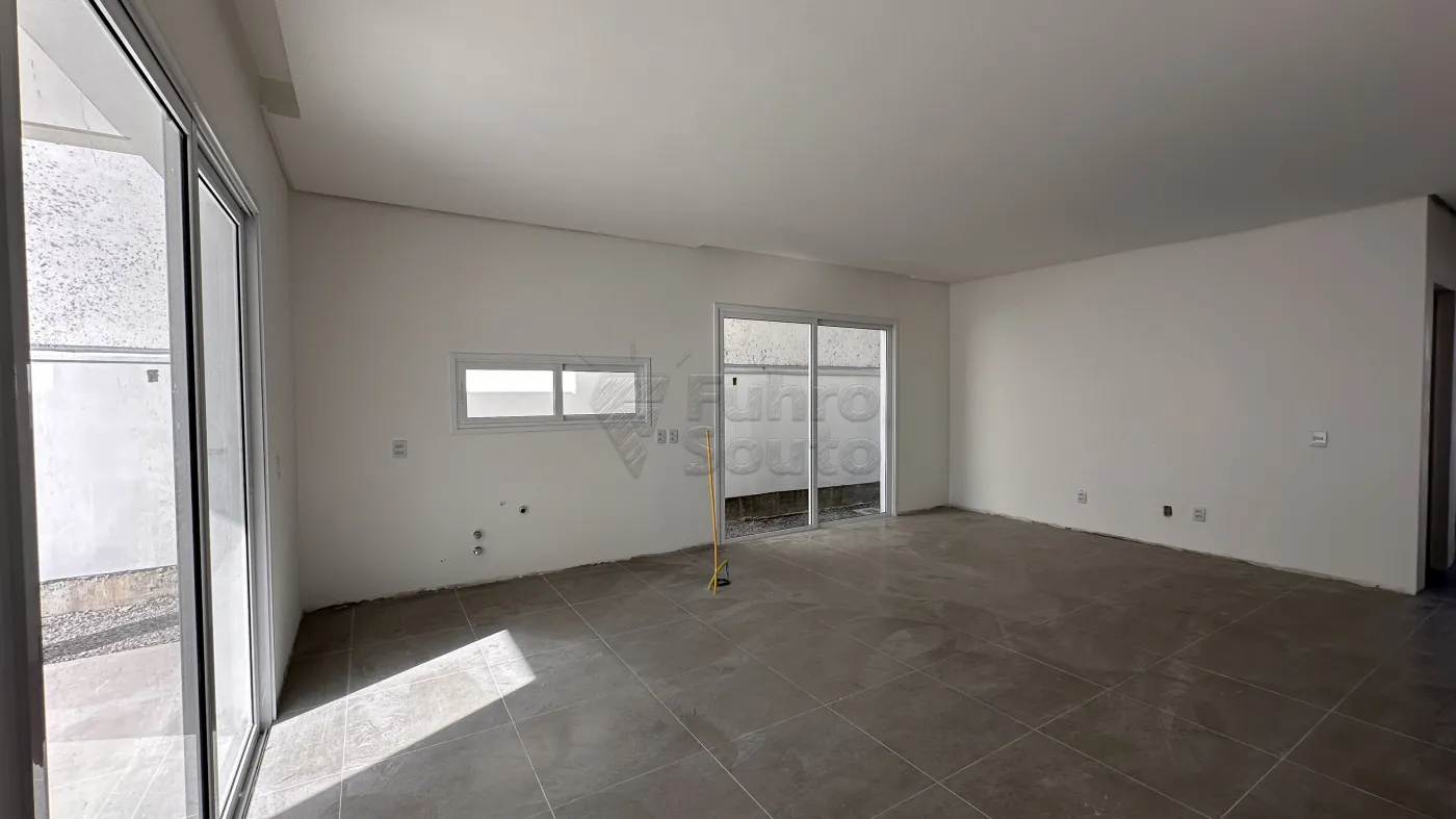 Comprar Casa / Padrão em Pelotas R$ 850.000,00 - Foto 2