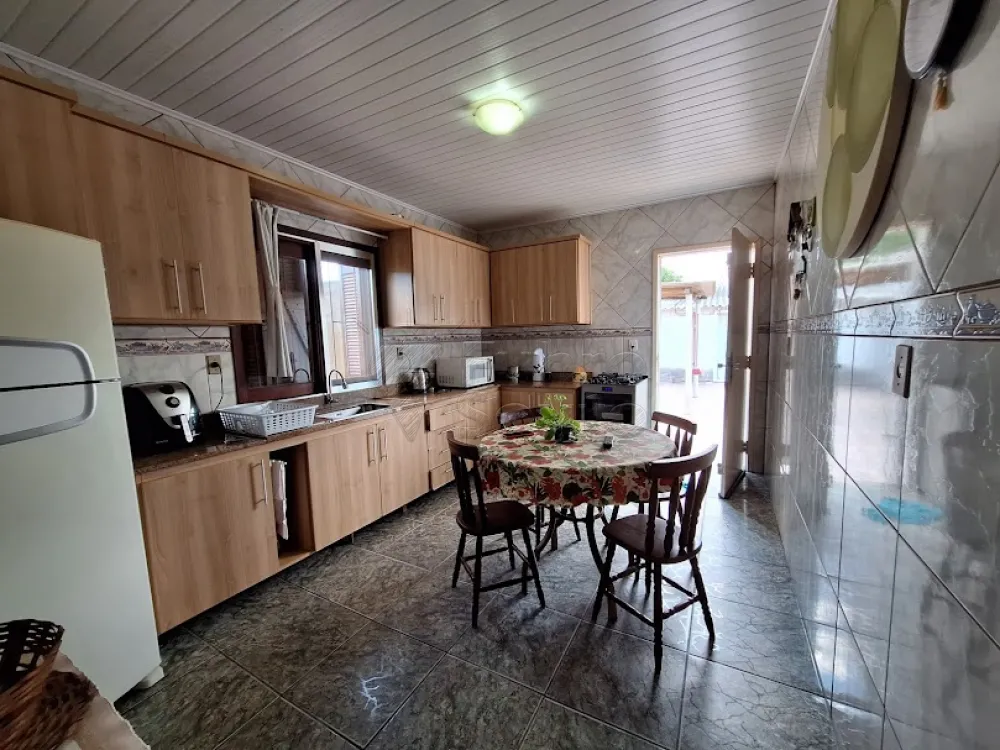 Comprar Casa / Padrão em Pelotas R$ 424.000,00 - Foto 2