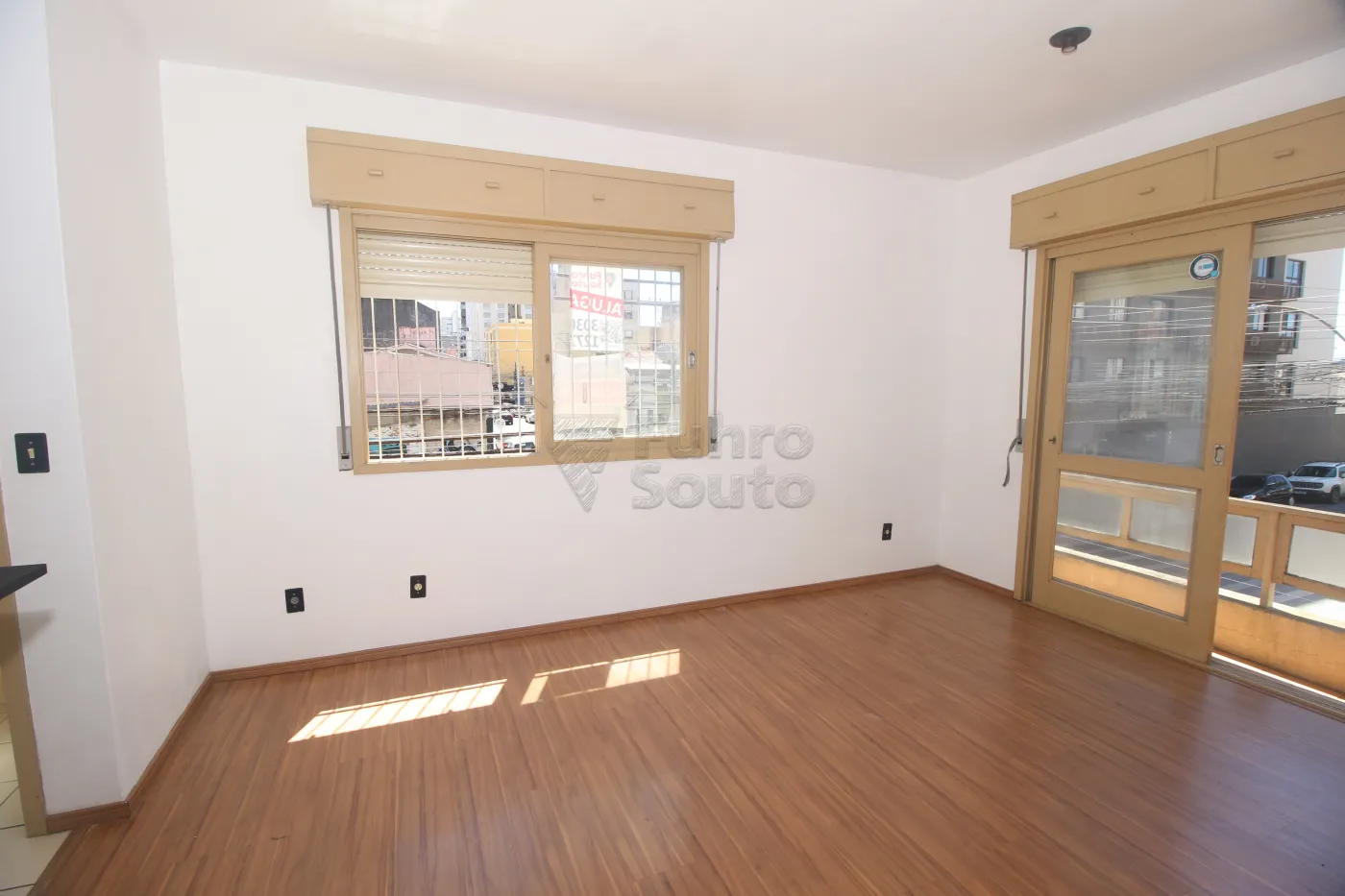 Alugar Apartamento / Kitinete em Pelotas R$ 750,00 - Foto 1