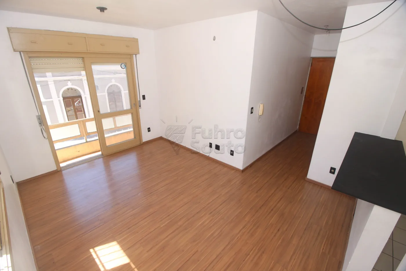 Alugar Apartamento / Kitinete em Pelotas R$ 750,00 - Foto 4
