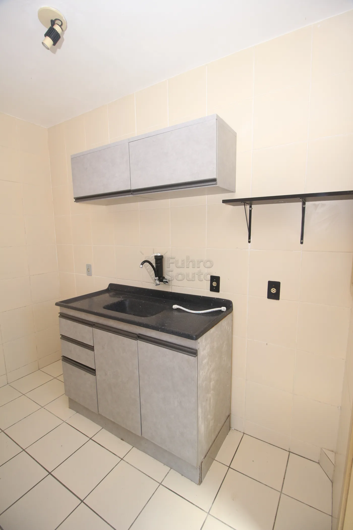 Alugar Apartamento / Kitinete em Pelotas R$ 750,00 - Foto 12