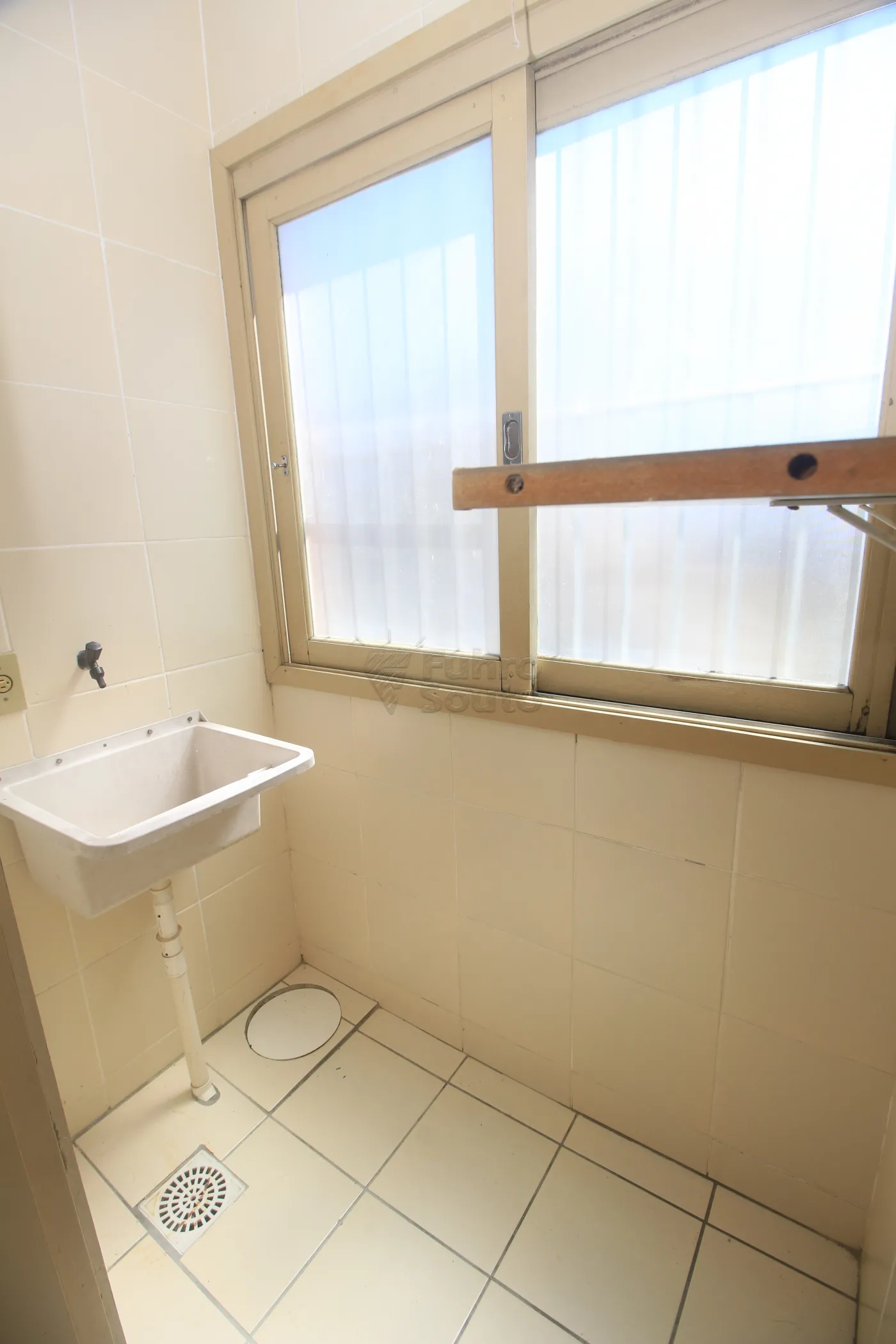 Alugar Apartamento / Kitinete em Pelotas R$ 750,00 - Foto 13