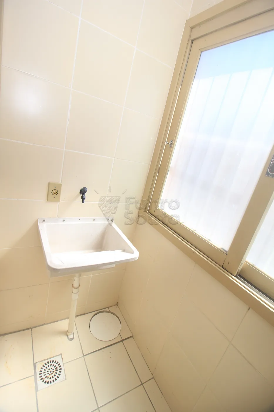 Alugar Apartamento / Kitinete em Pelotas R$ 750,00 - Foto 14