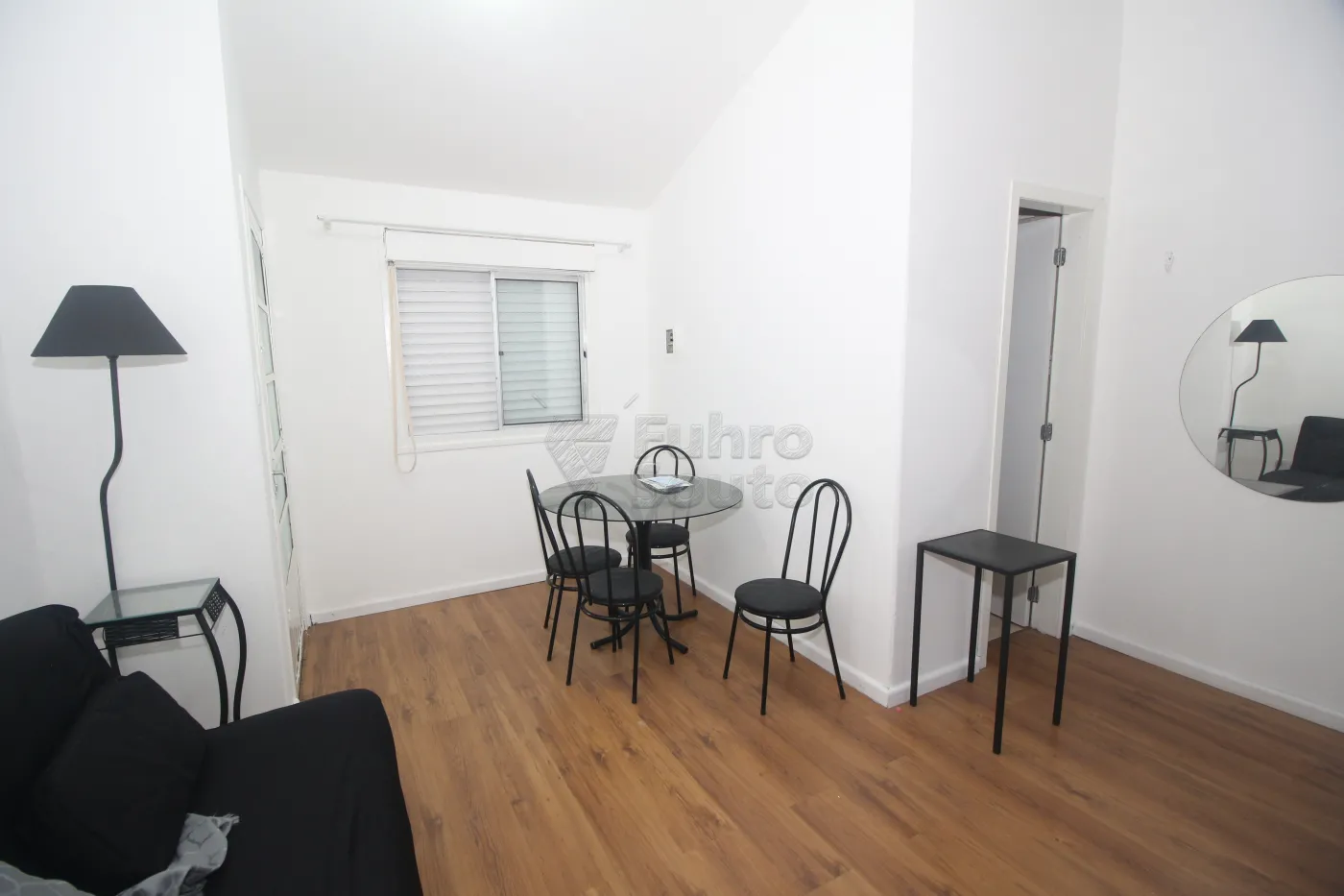 Alugar Apartamento / Padrão em Pelotas R$ 900,00 - Foto 1