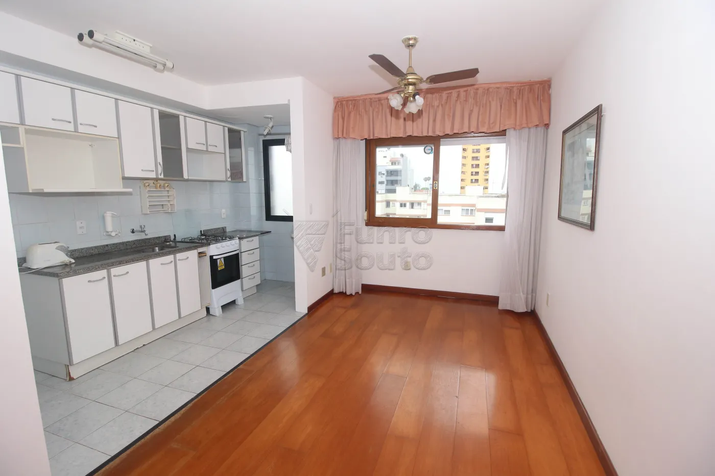 Alugar Apartamento / Kitinete em Pelotas R$ 600,00 - Foto 1