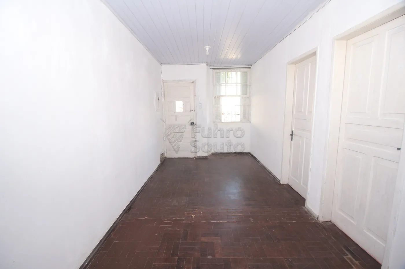 Alugar Casa / Padrão em Pelotas R$ 900,00 - Foto 1