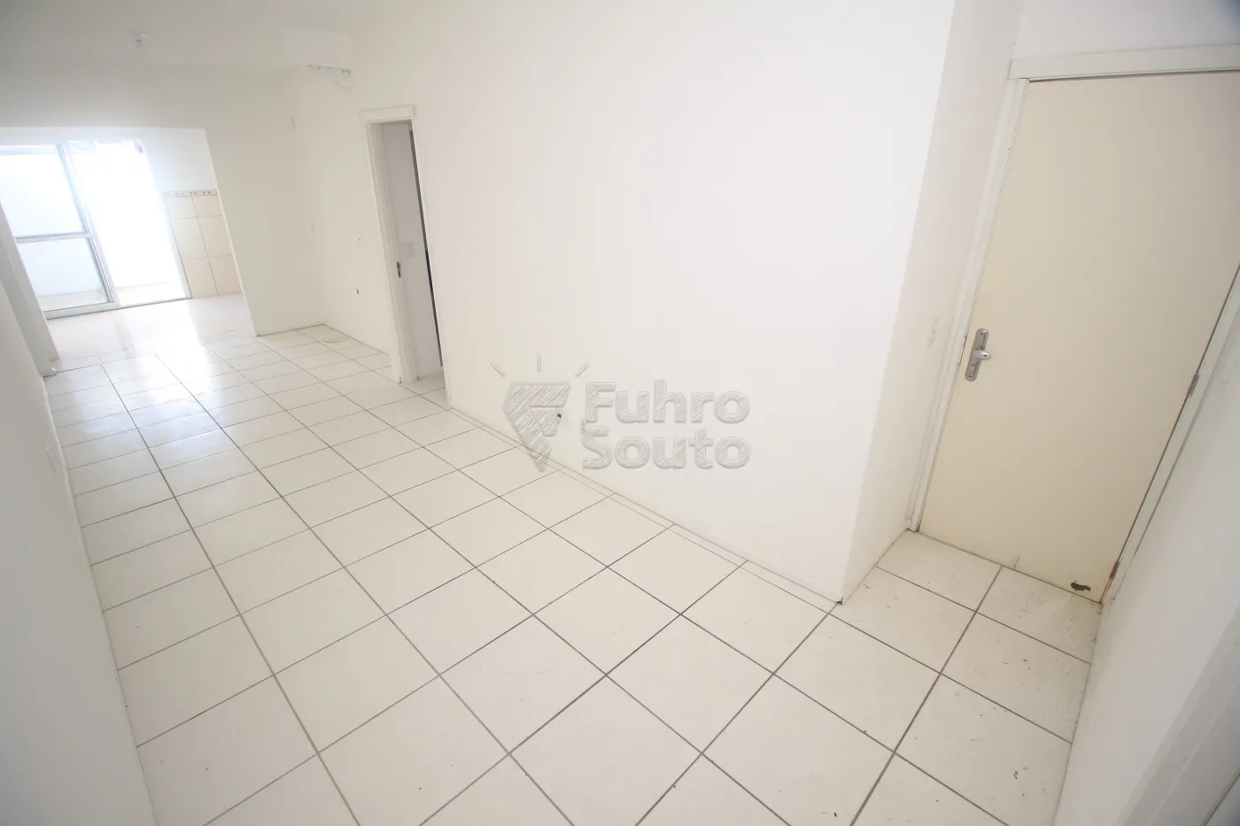 Alugar Casa / Condomínio em Pelotas R$ 1.200,00 - Foto 2