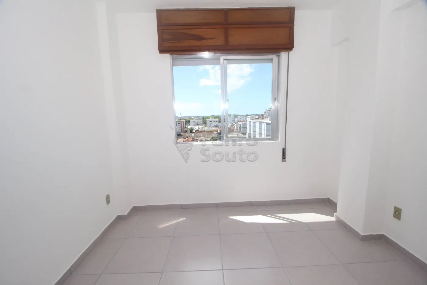 Alugar Apartamento / Padrão em Pelotas R$ 850,00 - Foto 1