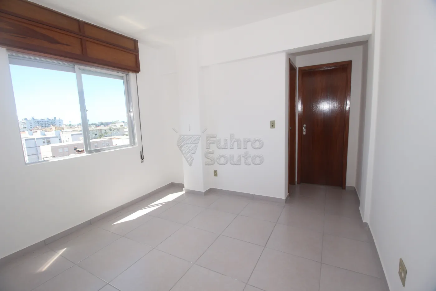 Alugar Apartamento / Padrão em Pelotas R$ 850,00 - Foto 2
