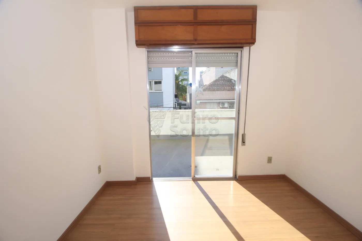 Alugar Apartamento / Padrão em Pelotas R$ 950,00 - Foto 1