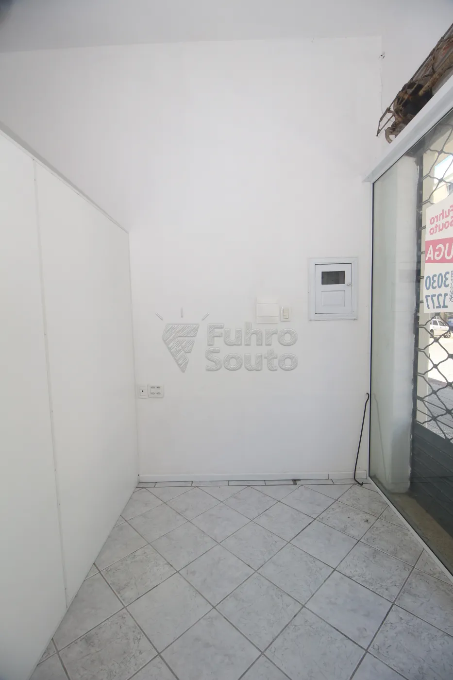 Alugar Comercial / Sala Fora de Condomínio em Pelotas R$ 1.800,00 - Foto 2