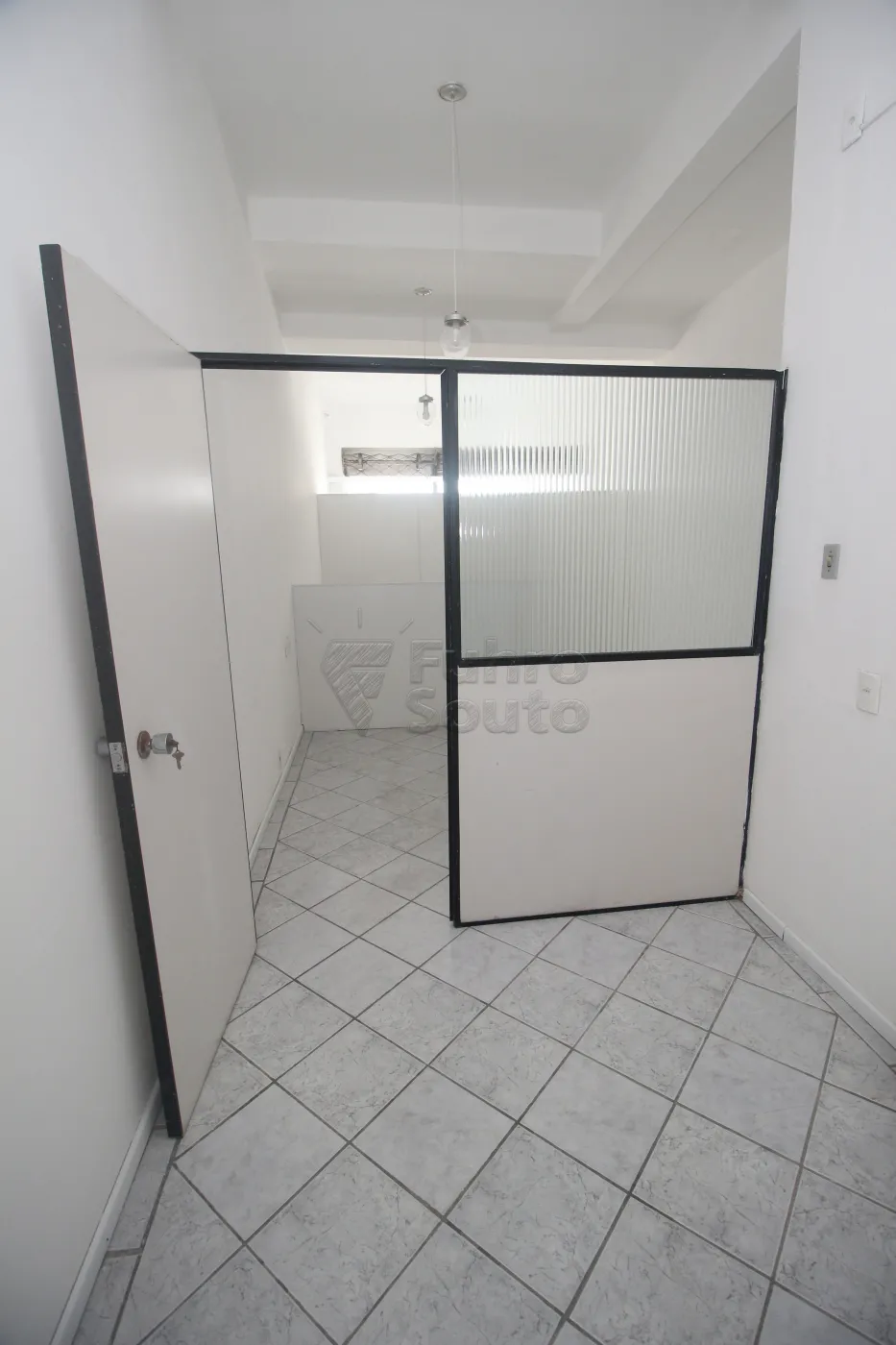 Alugar Comercial / Sala Fora de Condomínio em Pelotas R$ 1.800,00 - Foto 16
