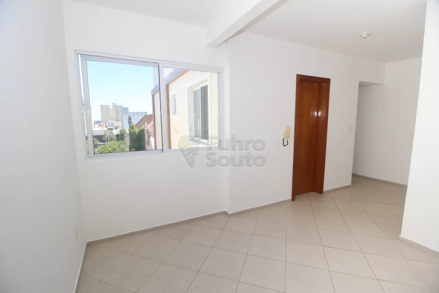 Alugar Apartamento / Padrão em Pelotas R$ 950,00 - Foto 1