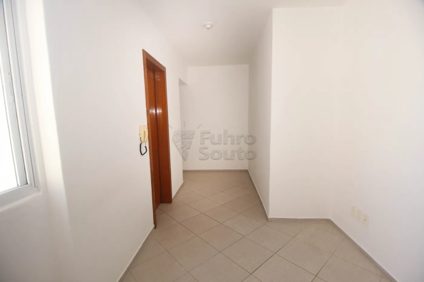 Alugar Apartamento / Padrão em Pelotas R$ 950,00 - Foto 2