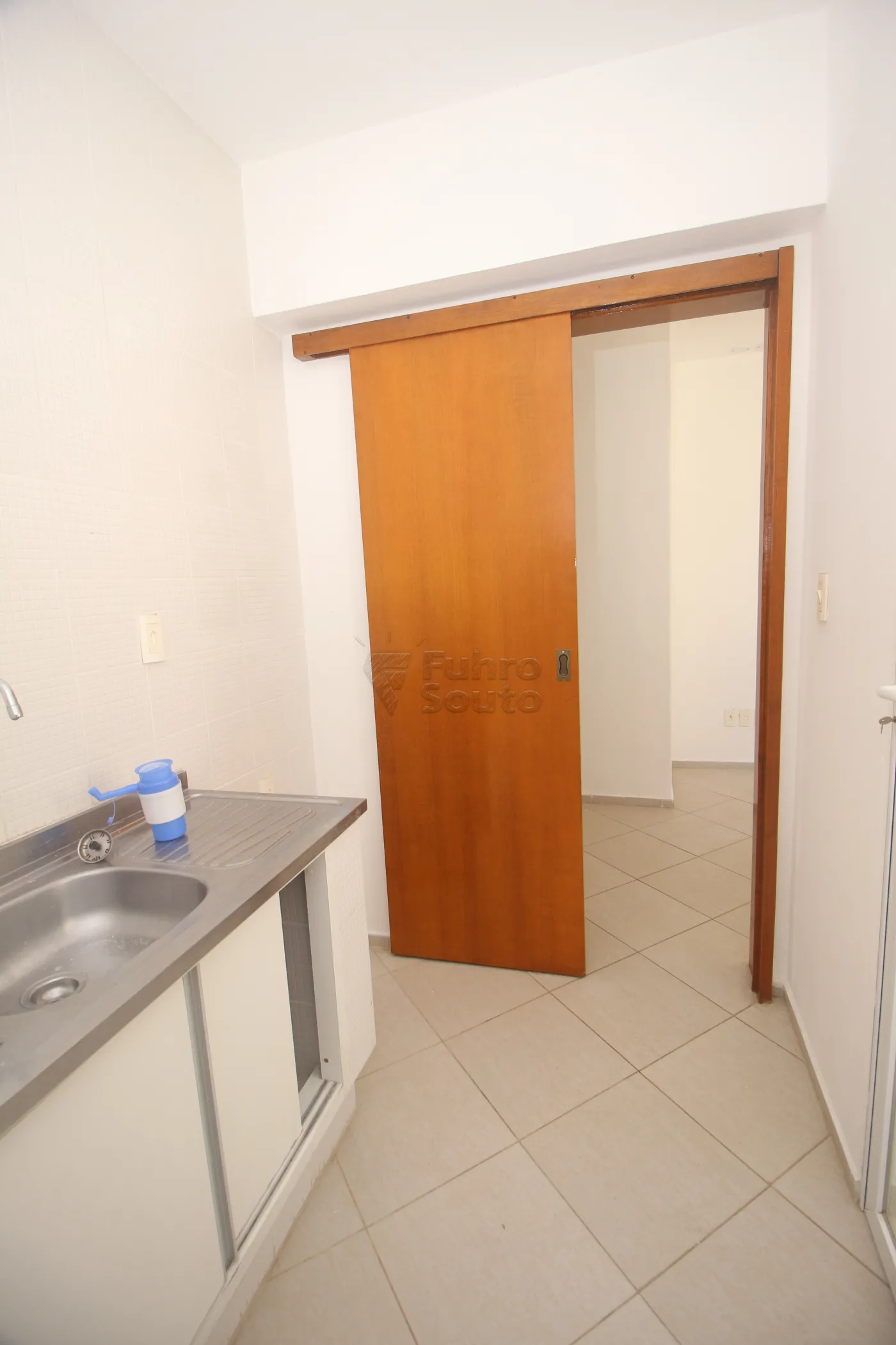 Alugar Apartamento / Padrão em Pelotas R$ 950,00 - Foto 6