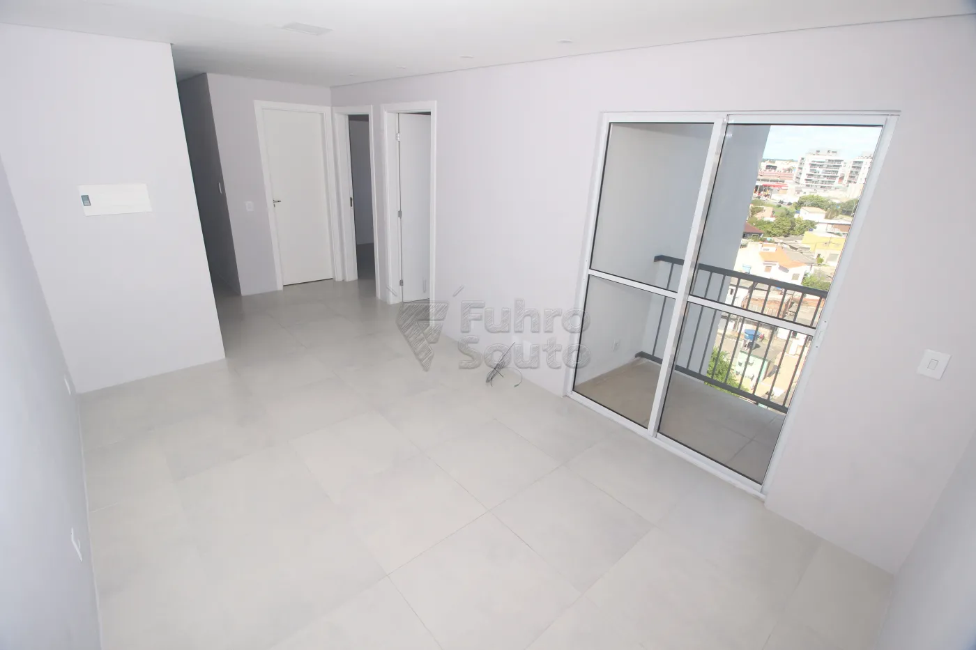 Alugar Apartamento / Padrão em Pelotas R$ 1.500,00 - Foto 1