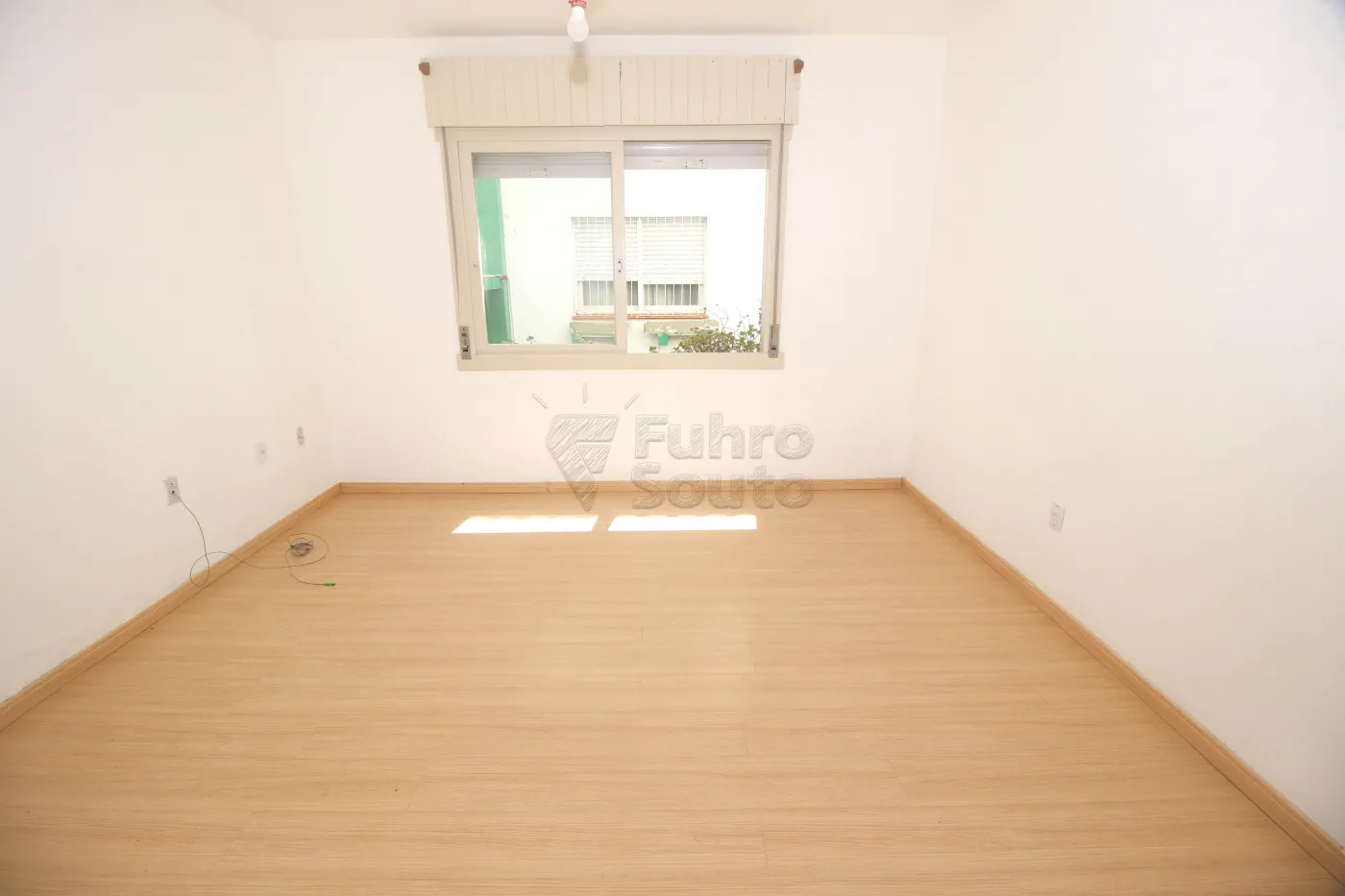 Alugar Apartamento / Padrão em Pelotas R$ 1.100,00 - Foto 1