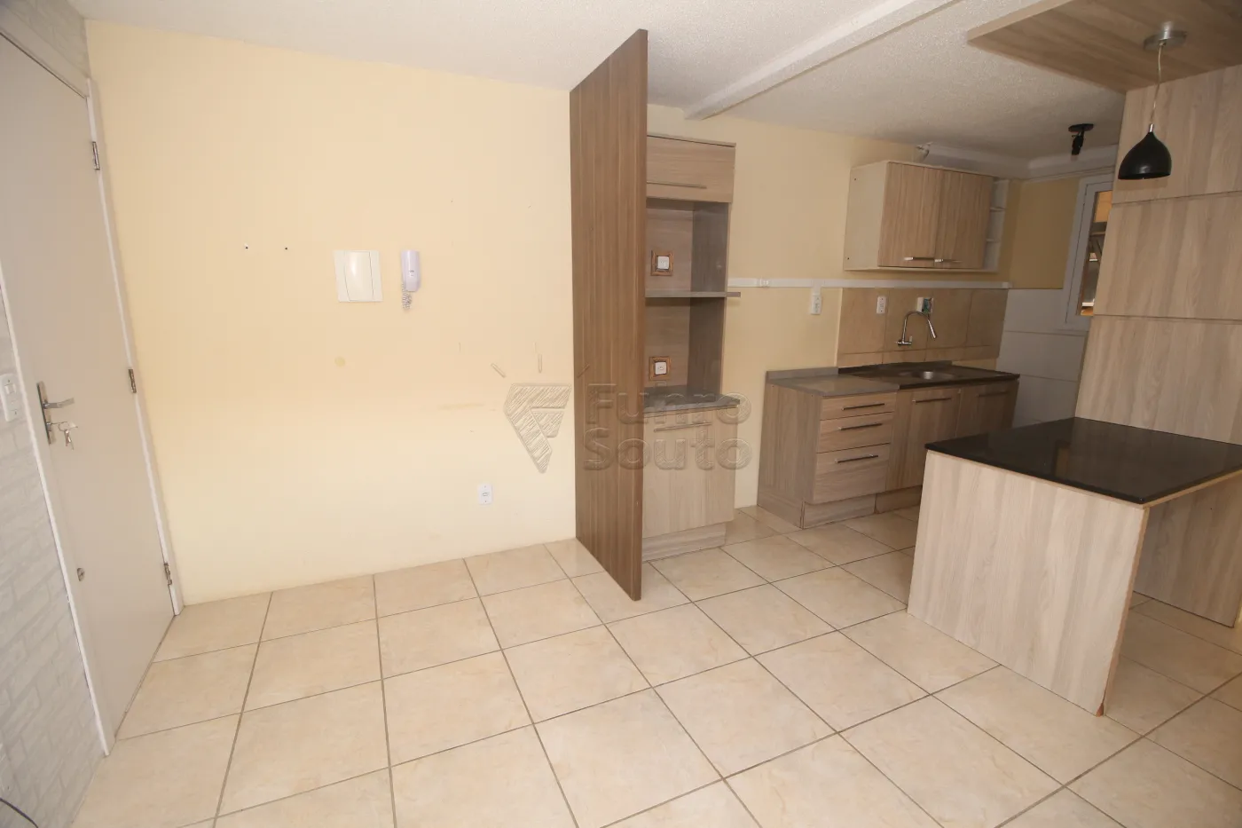 Alugar Apartamento / Padrão em Pelotas R$ 700,00 - Foto 2