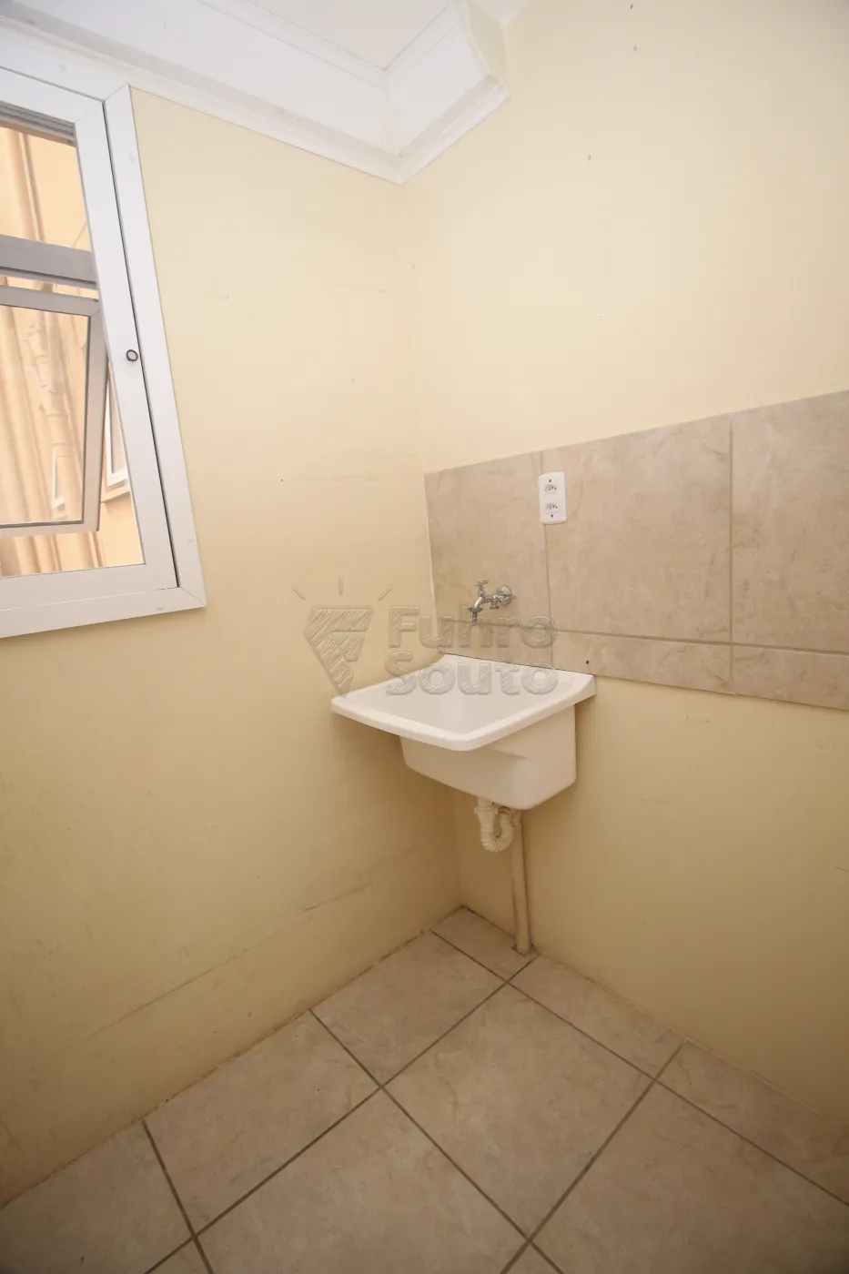 Alugar Apartamento / Padrão em Pelotas R$ 700,00 - Foto 8