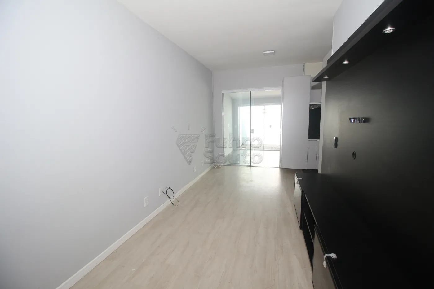 Alugar Casa / Condomínio em Pelotas R$ 1.500,00 - Foto 1