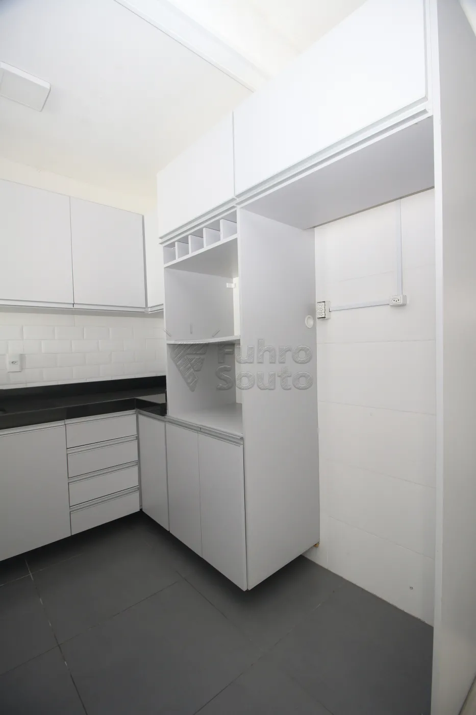 Alugar Casa / Condomínio em Pelotas R$ 1.500,00 - Foto 6