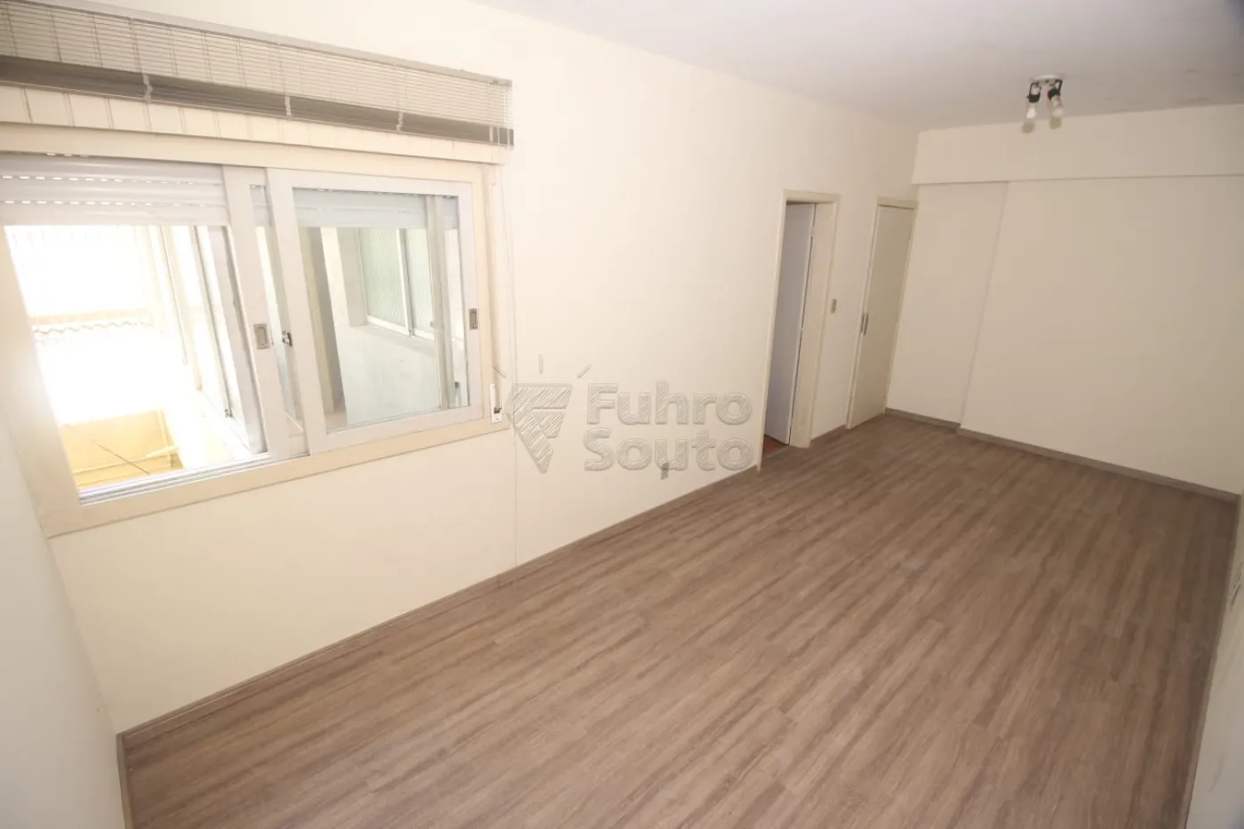 Alugar Apartamento / Padrão em Pelotas R$ 1.600,00 - Foto 1