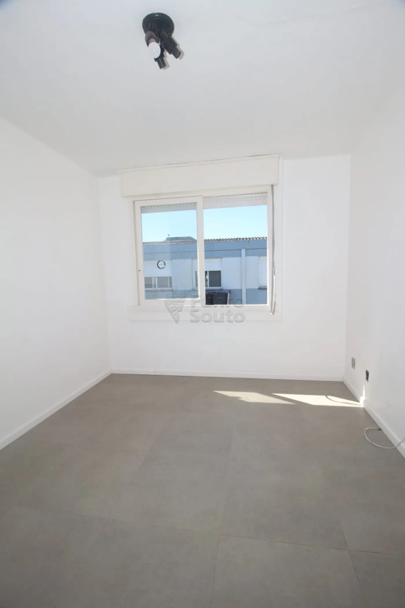 Alugar Apartamento / Padrão em Pelotas R$ 800,00 - Foto 1