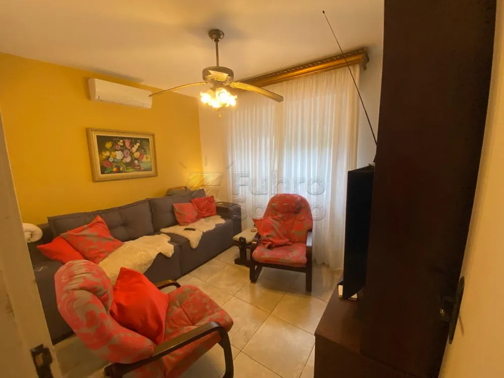 Comprar Casa / Padrão em Pelotas R$ 800.000,00 - Foto 1