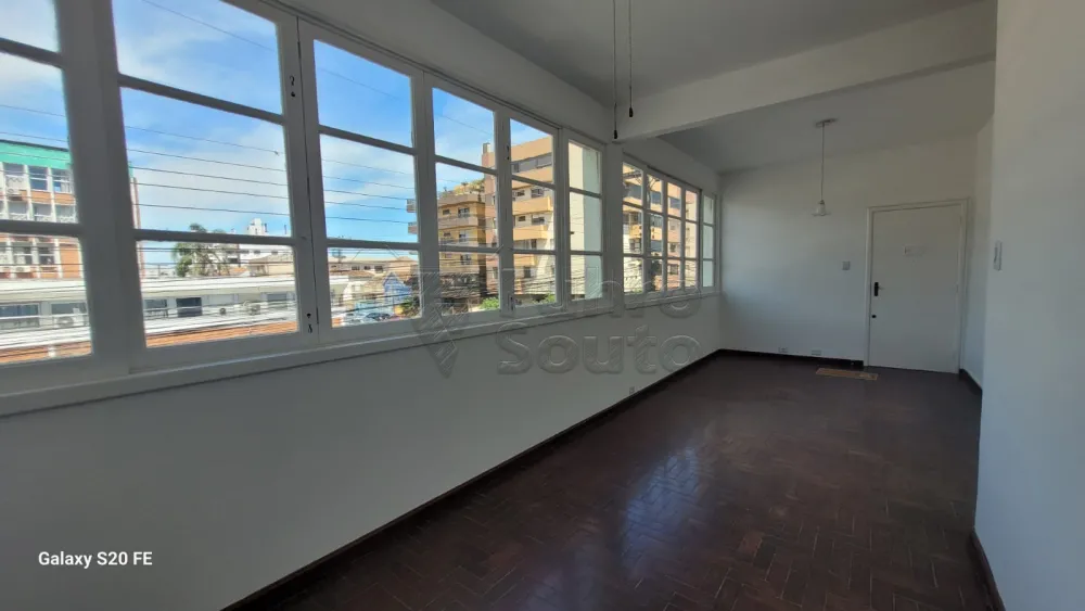 Sala Comprar Apartamento / Padrão em Pelotas R$ 195.000,00 - Foto 1