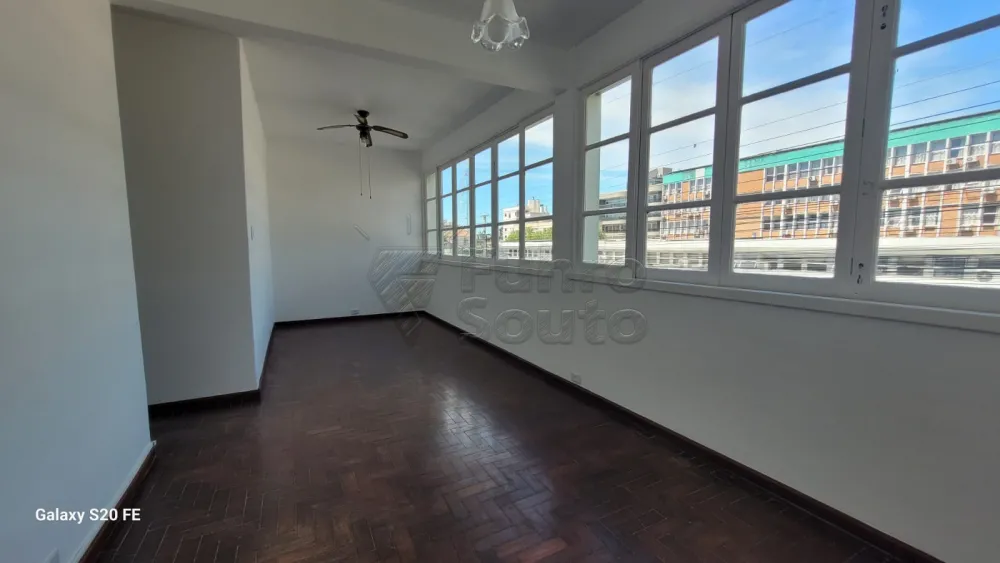 Sala Comprar Apartamento / Padrão em Pelotas R$ 195.000,00 - Foto 2