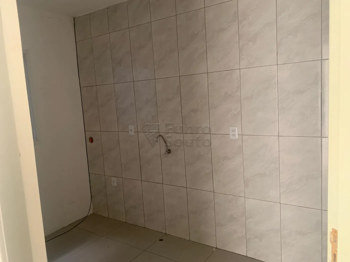 Comprar Apartamento / Fora de Condomínio em Pelotas R$ 180.000,00 - Foto 2