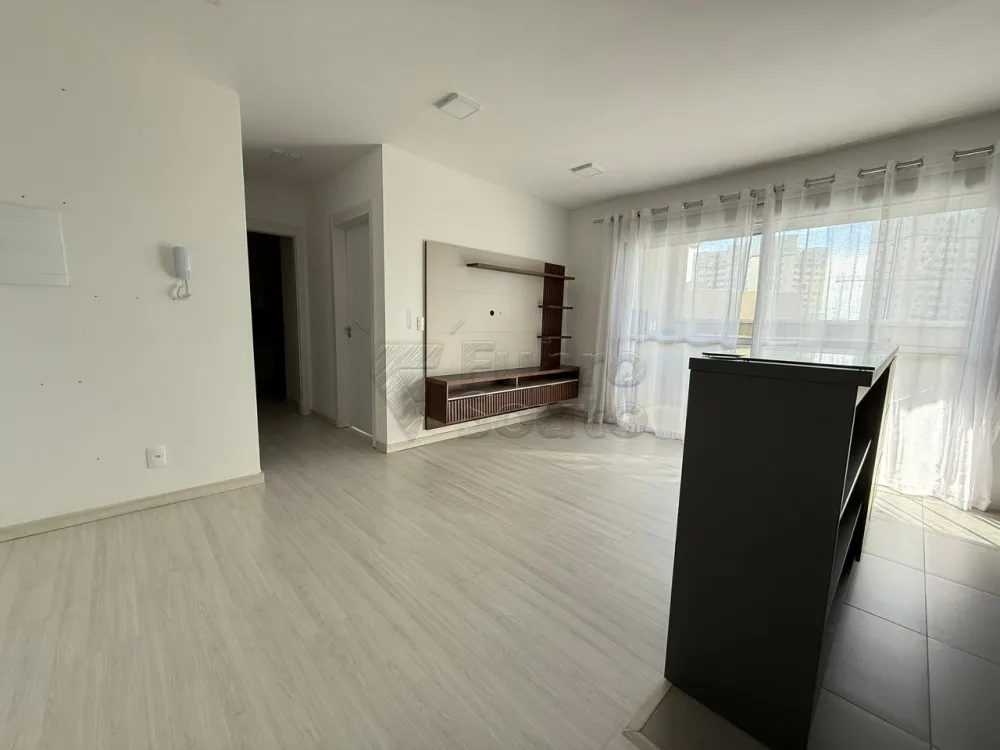 Comprar Apartamento / Padrão em Pelotas R$ 425.000,00 - Foto 2